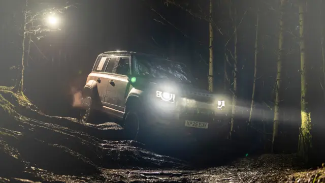 Toyota Land Cruiser, Land Rover Defender Octa, Jeep Wrangler e Ineos Grenadier modificados
