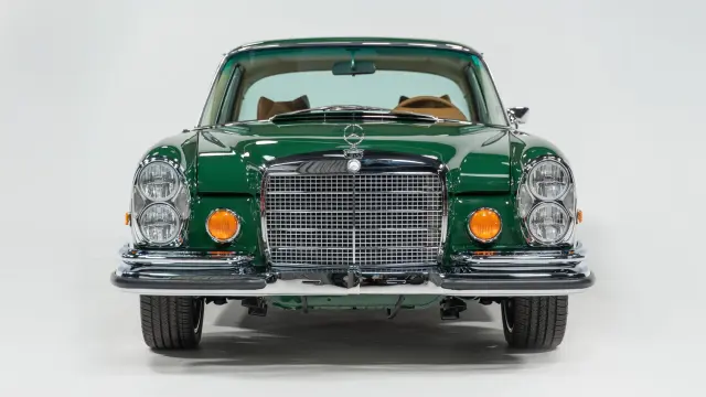 Mercedes 280SE (W111) restomod de Retro Designs con el motor M113 de AMG