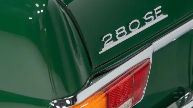 Mercedes 280SE (W111) restomod de Retro Designs con el motor M113 de AMG