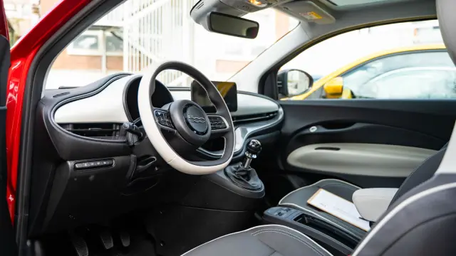 Interior del Fiat 500 Híbrido