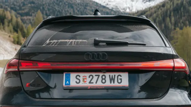 Audi RS5 Avant vs BMW M3 CS Touring