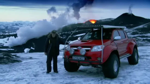 Toyota Hilux en un volcán con James May