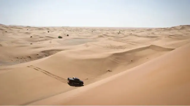 Toyota Hilux en el desierto de Emiratos Árabes Unidos