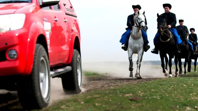 Toyota Hilux con vaqueros húngaros