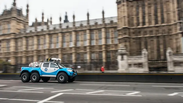 Toyota Hilux 6x6 por Londres