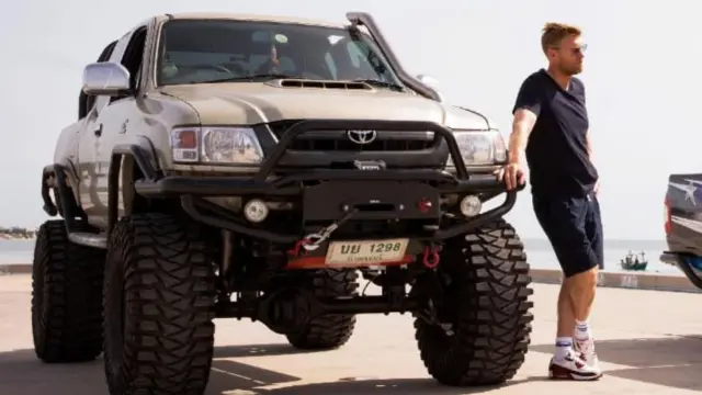 Freddie en Tailandia con un Toyota Hilux