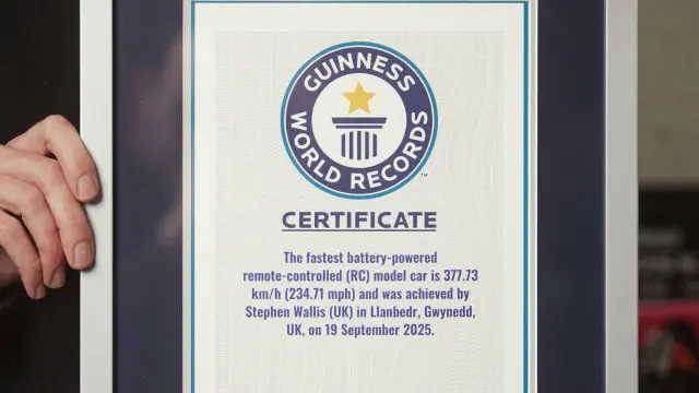 Récord Guinness de Stephen Wallis, ingeniero y fabricante del coche radiocontrol más rápido del mundo