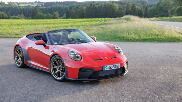 Es el primer 911 Cabrio con suspensión delantera de doble triángulo.