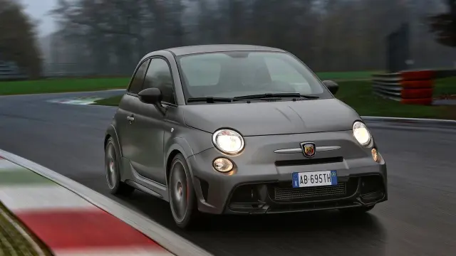 Cambio de acoplamientos frontales del Abarth 696 Biposto.