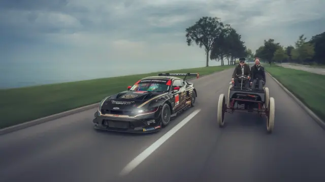 Ford IMSA GTD Pro Mustang y el coche de carreras Sweepstakes de Henry Ford