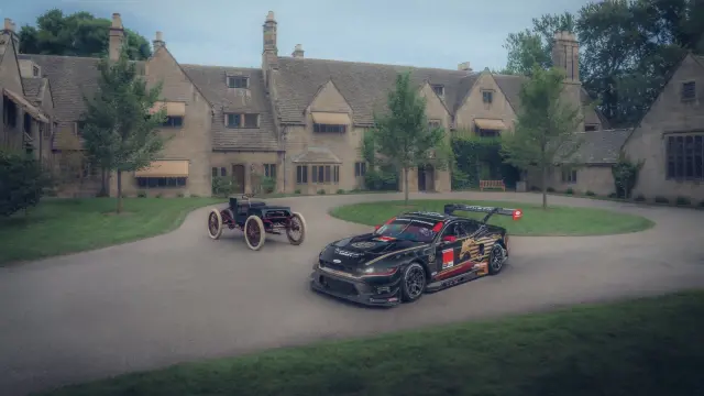Ford IMSA GTD Pro Mustang y el coche de carreras Sweepstakes de Henry Ford