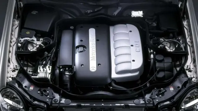 Motor OM613 turbodiésel de Mercedes.