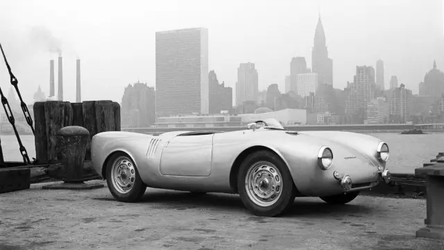 Imagen de la presentación del Porsche 550 Spyder en Nueva York