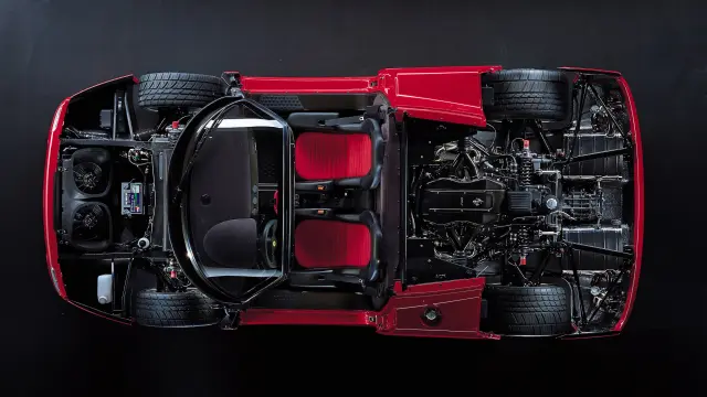 Un Ferrari F50 desnudo y con el motor V12 F130B a la vista