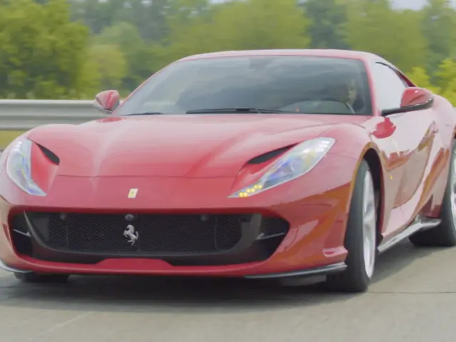 VÍDEO: Ferrari 812 Superfast, solo Chris Harris sabe llevarlo al límite