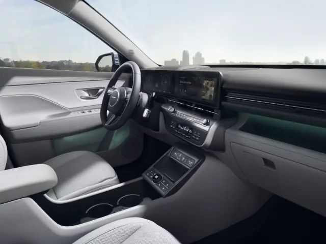 Interior del Hyundai Kona eléctrico 2023, con mandos físicos