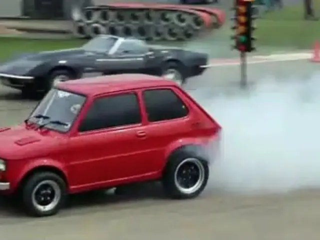 VÍDEO: Drag Race entre un Fiat 126 y un Chevrolet Corvette C3 con un final inesperado