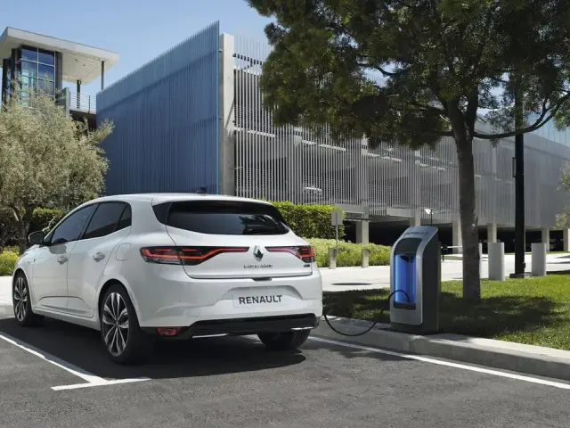 El Renault Mégane híbrido enchufable es el que menos contamina de los analizados. (Renault)