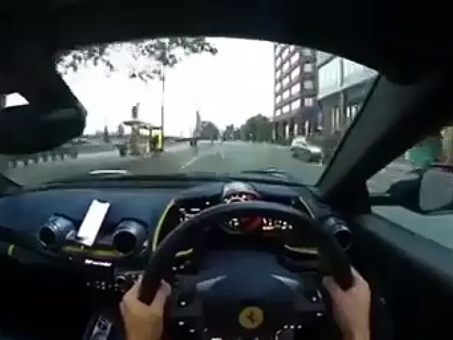 VÍDEO: este FERRARI 812 en manos de un TORPE está a punto de ATROPELLAR a un ciclista