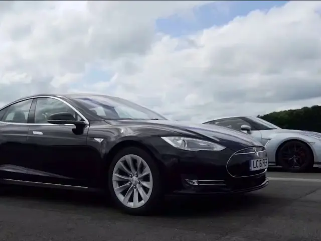VÍDEO: Nissan GT-R vs Tesla Model S P90D, ¿Cuál acelera más? Descúbrelo
