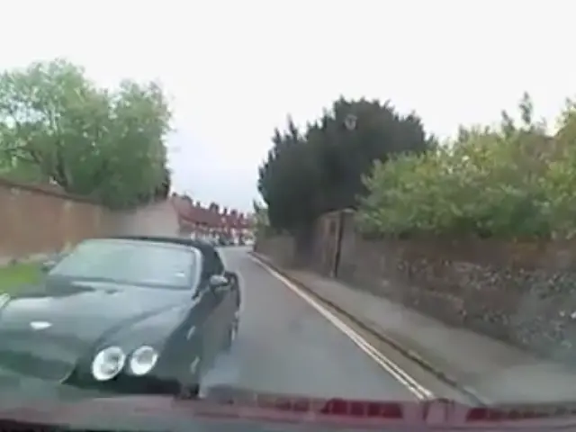 VÍDEO: El listo del día en un Bentley causa este accidente [TG]