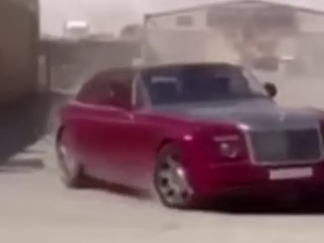 VÍDEO: ¿Un Rolls-Royce driftando? Sí, y algo va a salir mal [TG]