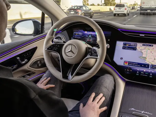 Mercedes es otra de las firmas que está desarrollando sistemas de conducción autónoma.