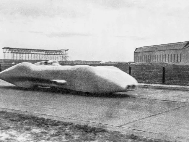 El 28 de enero de 1938, Rudolf Caracciola alcanzó 432,7 km/h en la autopista entre Frankfurt y Darmstadt. Al fondo, el hangar del Zeppelin.