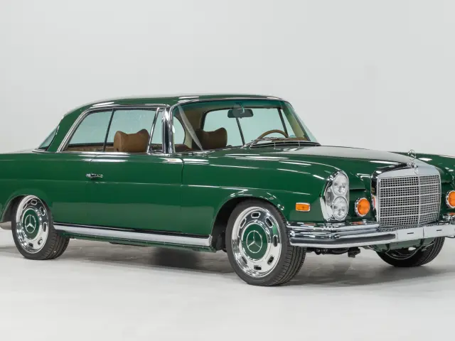 Mercedes 280SE (W111) restomod de Retro Designs con el motor M113 de AMG