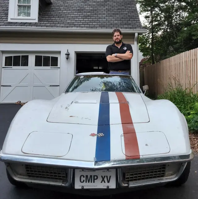 William Worden-Penczak, el nieto de Al Worden, con el Chevrolet Corvette.