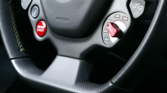 Ferrari F12 tdf botón volante