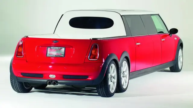 La limusina Mini XXL Concept, con una bañera en la trasera.