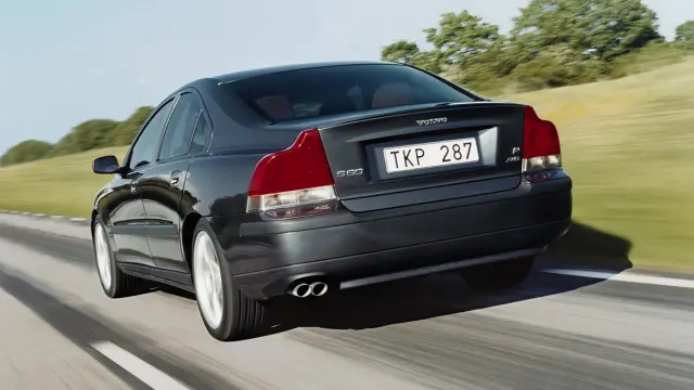 Volvo deportivos S60 R zaga