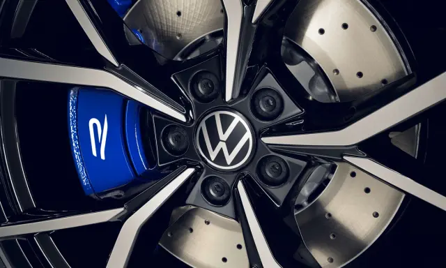 El equipamiento "R" específico se ha perfeccionado con un sistema de frenos de 18 pulgadas especialmente potente