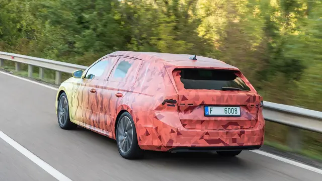 El nuevo Skoda Octavia Cmbi 2020 apenas crece en largura; su crecimiento es sobre todo tecnológico.