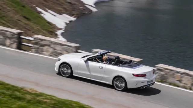 La capota del Clase E cabrio puede replegarse y sacarse hasta a 50 km/h