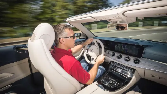 El habitáculo del Clase E Cabrio mezcla tecnología y confort a partes iguales