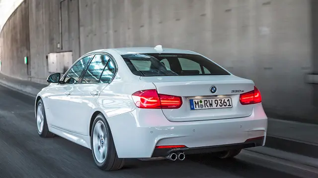 BMW 330e zaga