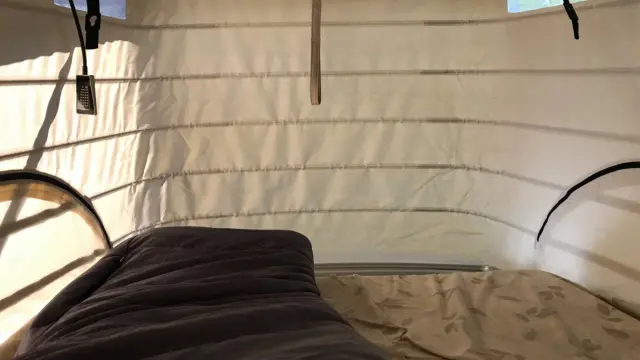 La cama del techo de la Marco Polo Westfalia tiene sitio hasta para tres personas
