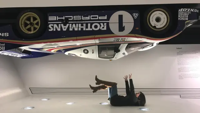 Aquí yo, junto al Porsche 956 en Stuttgart, desafiando a la ley de la gravedad... En un mundo paralelo, claro