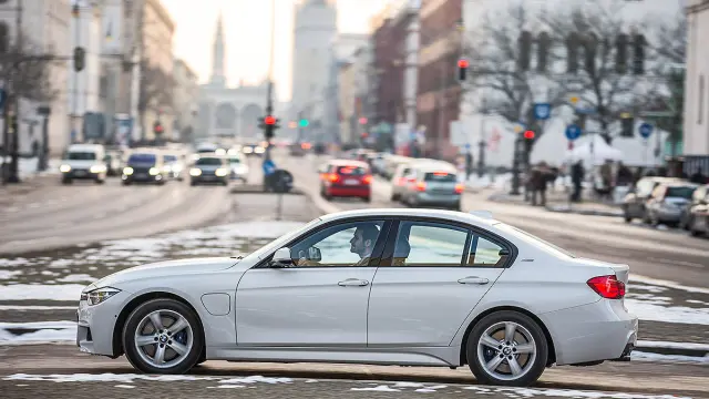 BMW 330e lateral