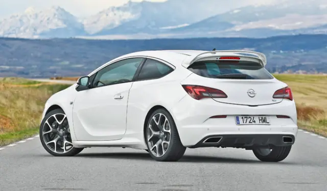Opel Astra OPC 2012 trasera