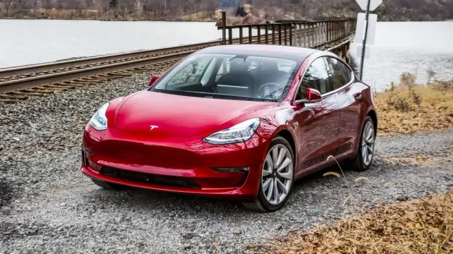 Tesla Model 3.