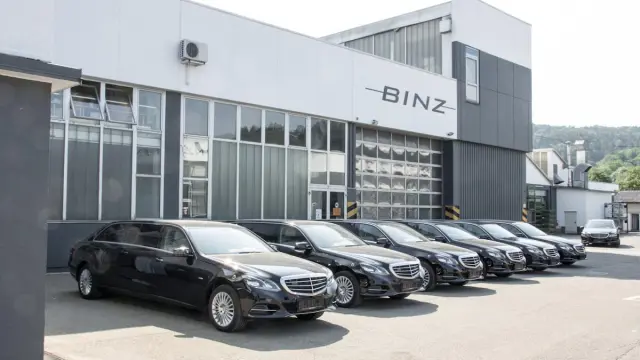Mercedes clase e limusina seis puertas lateral