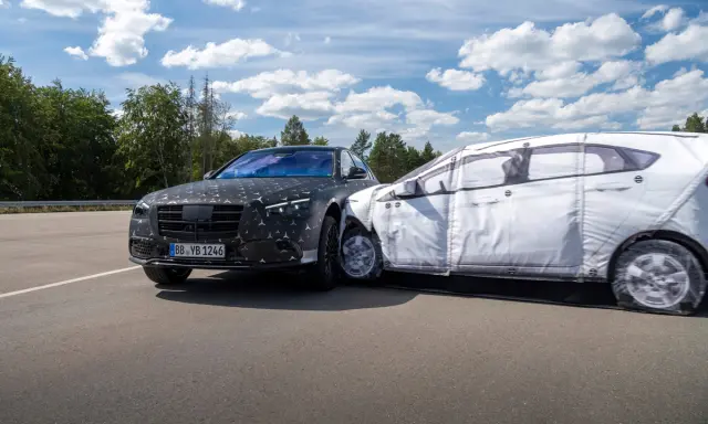 Si el sistema Pre-Safe detecta un choque inminente como este, el airbag central se despliega