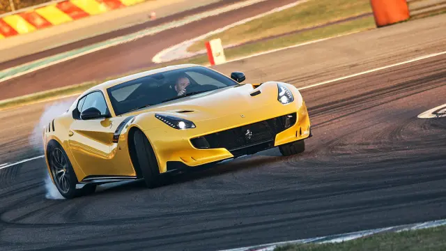 Ferrari F12 tdf curva