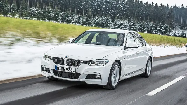 BMW 330e zaga morro