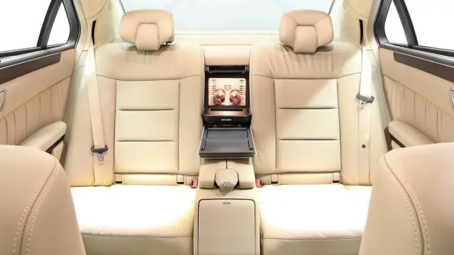 Mercedes clase e limusina seis puertas asientos