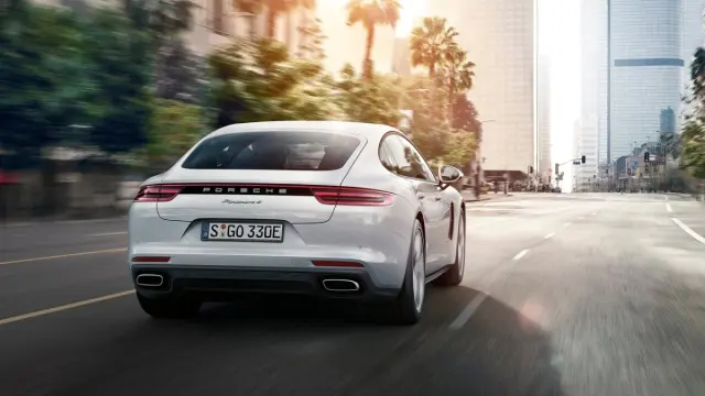 Porsche Panamera 4 E-Hybrid 2017 trasera movimiento