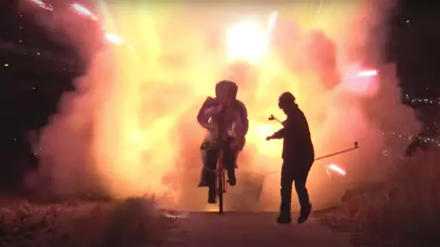 Fotos: Colin Furze en bicicleta explosiva